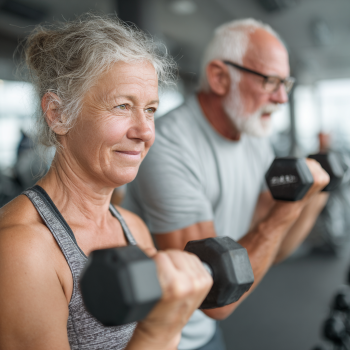 Активна пара літнього віку на прогулянці
